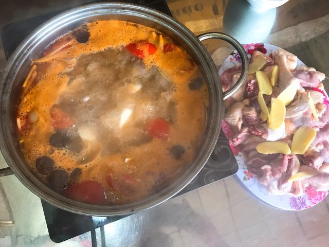 アヒル鍋にはタロイモ まだまだベトナム料理は奥が深いです ハノイでまったり生きてます Fwf