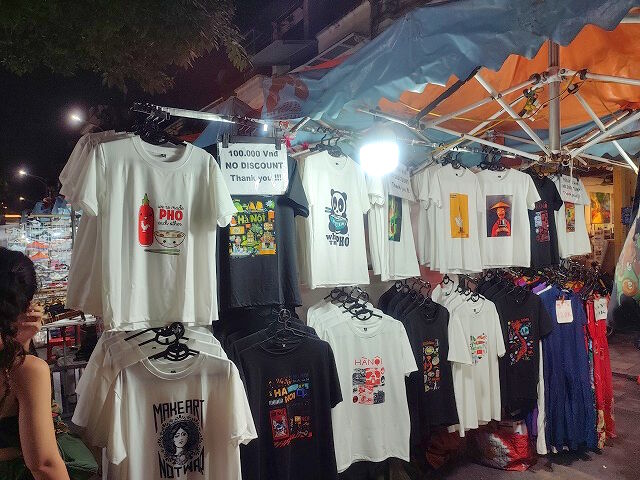 旧市街のお土産】ナイトマーケットの露店で「お土産Tシャツ」は、今 
