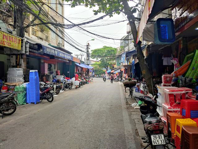 旧市街100景 プラ椅子 ベトナム笠 食堂の食器などの ベトナム雑貨 を買うなら ドンスアン市場の北側へどうぞ ハノイでまったり生きてます Fwf