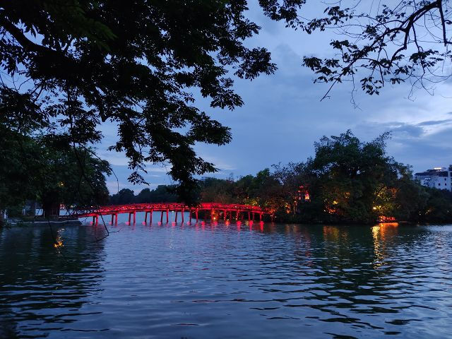 旧市街100景②】ホアンキエム湖が夜になる少し前の風景は、穏やか