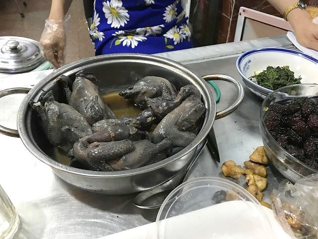 烏骨鶏の漢方煮 ガーアックタン で二日酔い予防 ハノイ街めぐり46 ハノイでまったり生きてます Fwf 烏骨鶏の漢方煮 ガーアックタン で二日酔い予防 ハノイ街めぐり46 ハノイでまったり生きてます Fwf