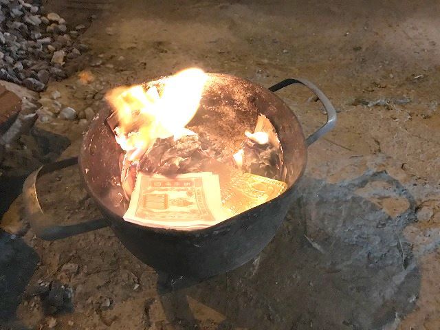 ベトナムのお盆 神様に紙のお金をお供えしたあと 燃やして天に捧げます ハノイでまったり生きてます Fwf