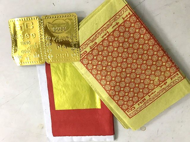 ベトナムのお盆 神様に紙のお金をお供えしたあと 燃やして天に捧げます ハノイでまったり生きてます Fwf