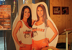 hooters_girl