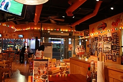 hooters_inside_restraunt