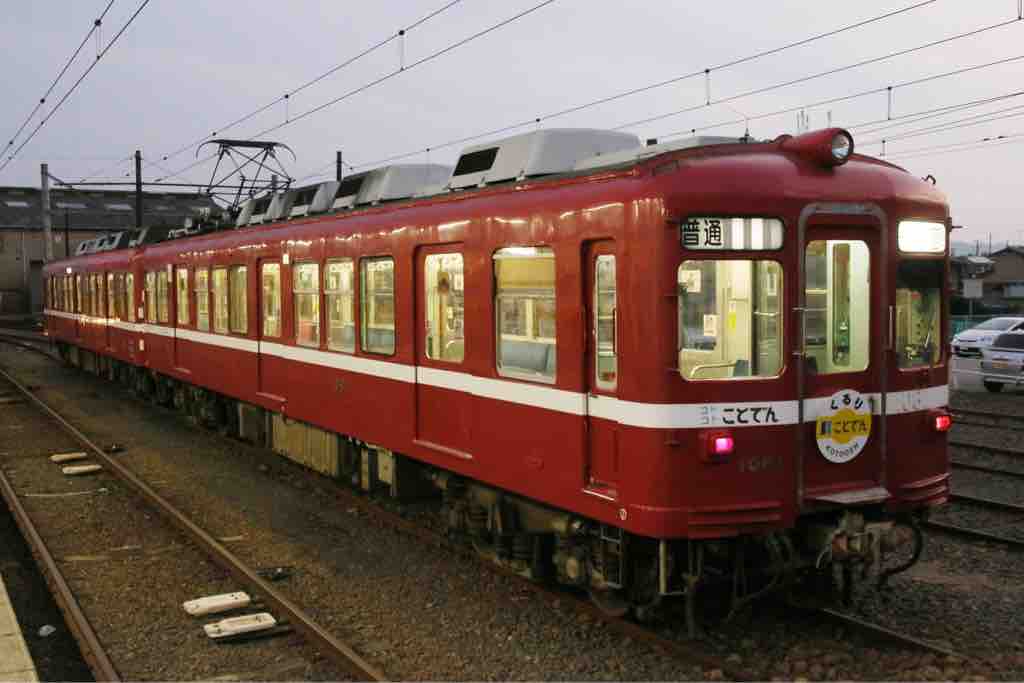 優しい色合い 可愛いレトロな電車 赤い電車 春色