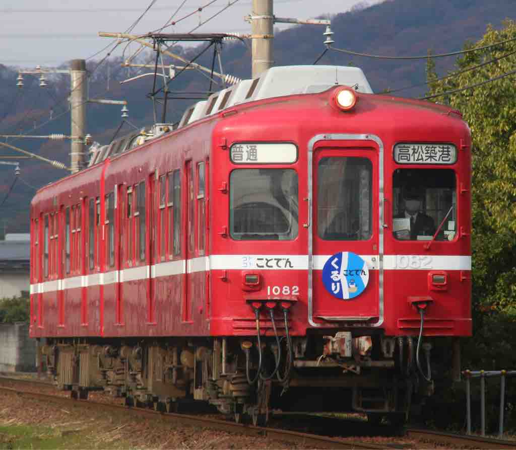 優しい色合い 可愛いレトロな電車 赤い電車 春色