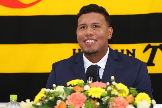  【阪神】育成契約のアルナエスが入団会見