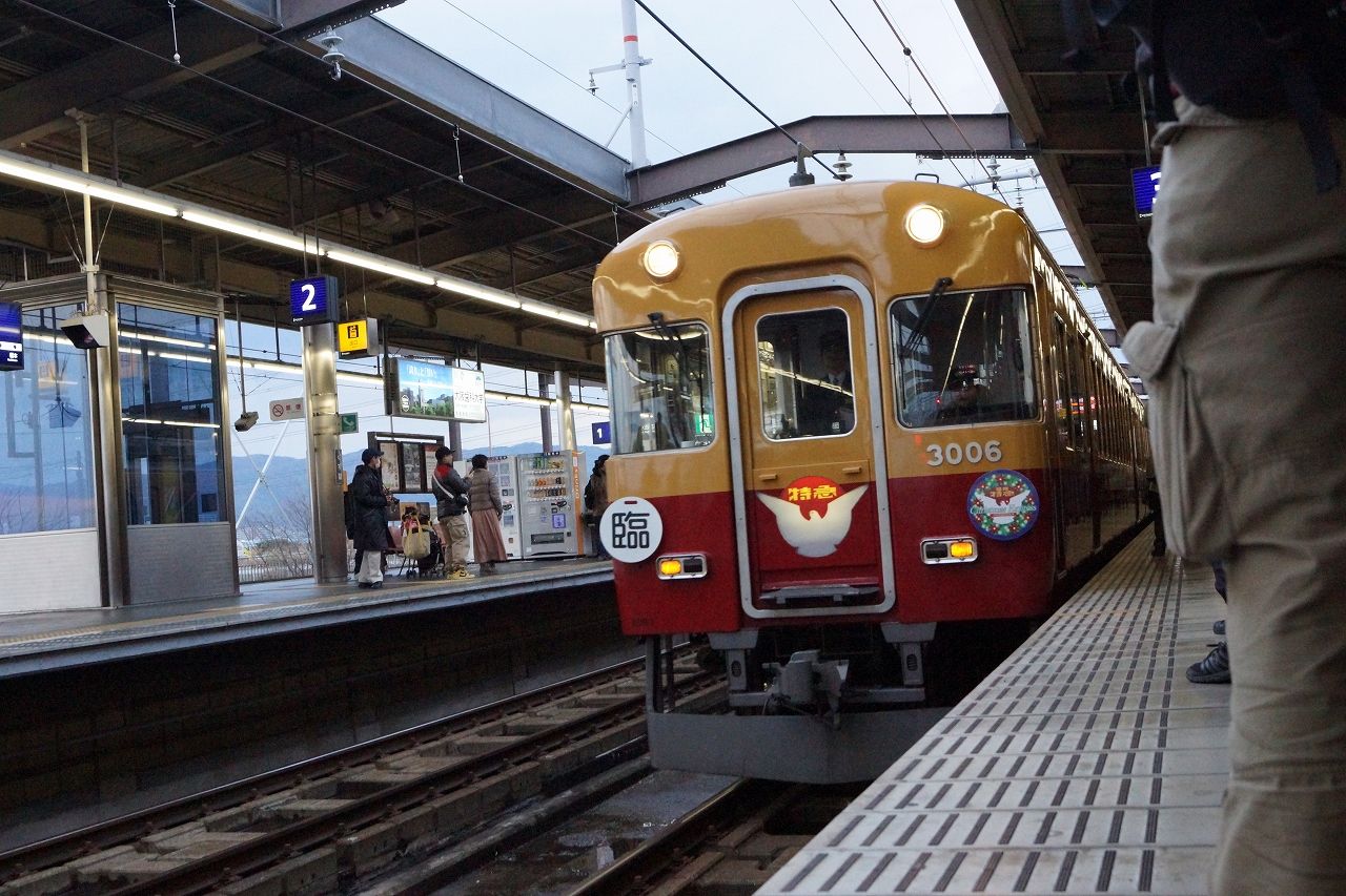 京阪電鉄旧3000系特急車「クリスマスエクスプレス」に乗車する