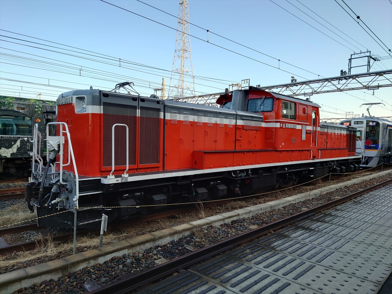 南海電鉄8300系甲種車両輸送を見る。ダイヤ乱れで「HYDEサザン 南海電鉄8300系甲種車両輸送を見る。ダイヤ乱れで「HYDEサザン