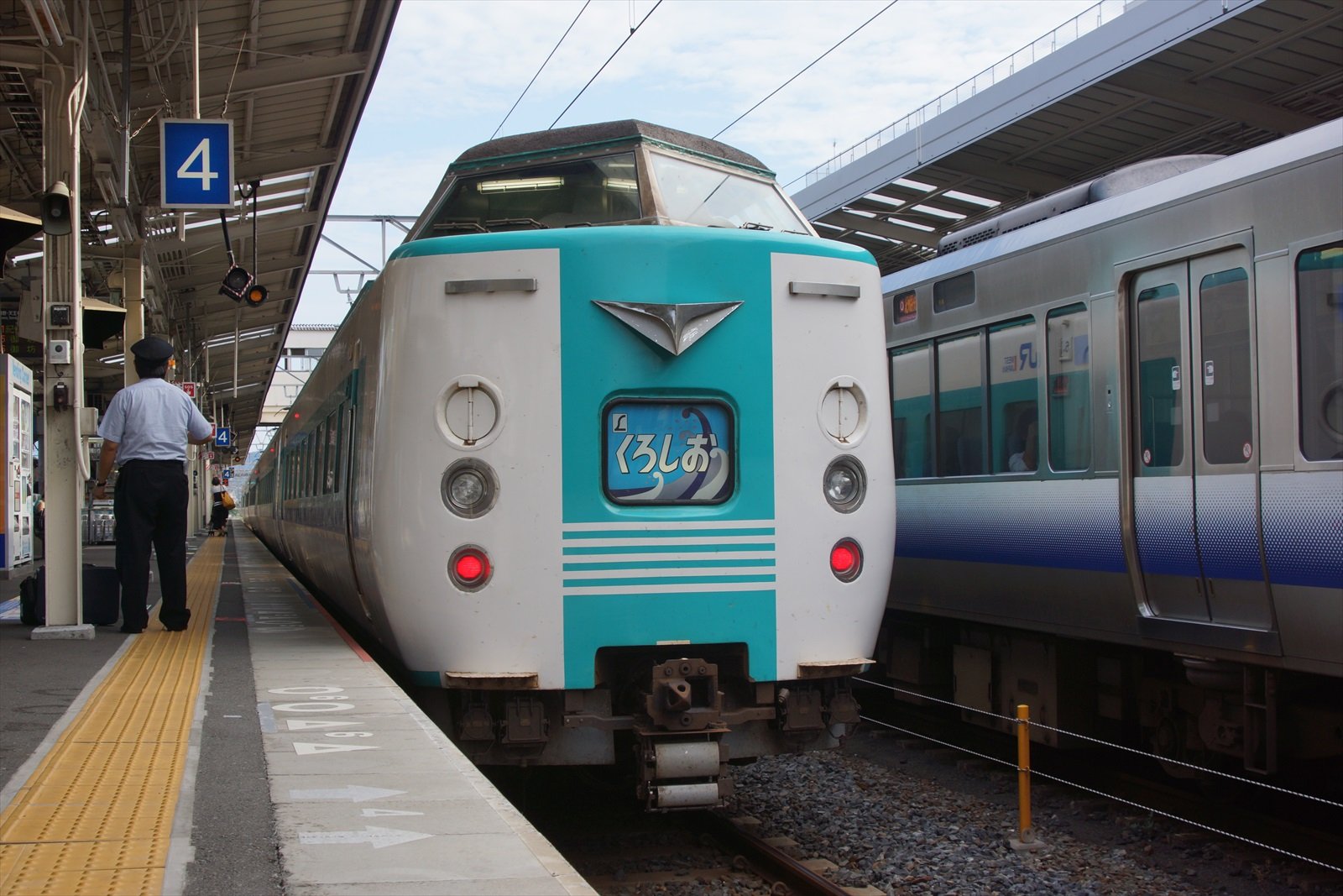 阪和線の沿線から 和歌山駅で381系 くろしお17号 紀伊勝浦行きを撮影する 2015 8 28