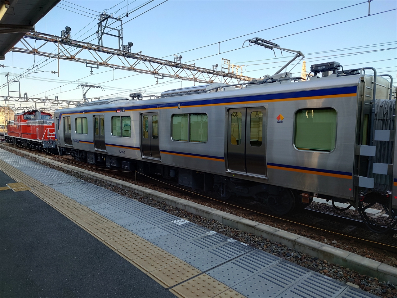 南海電鉄8300系甲種車両輸送を見る。ダイヤ乱れで「HYDEサザン 南海電鉄8300系甲種車両輸送を見る。ダイヤ乱れで「HYDEサザン