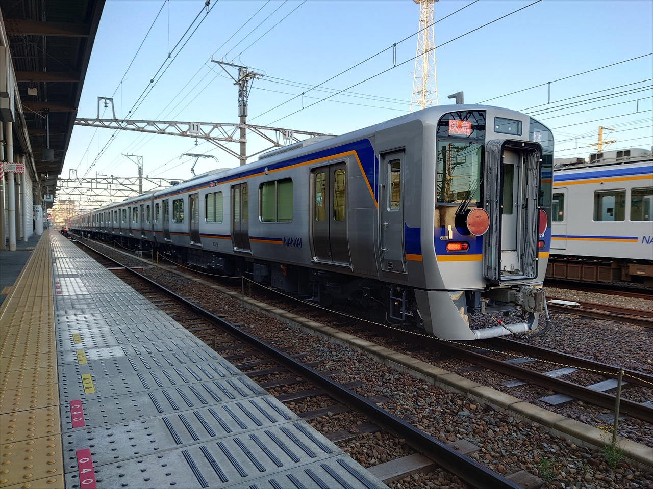 南海電鉄8300系甲種車両輸送を見る。ダイヤ乱れで「HYDEサザン 南海電鉄8300系甲種車両輸送を見る。ダイヤ乱れで「HYDEサザン