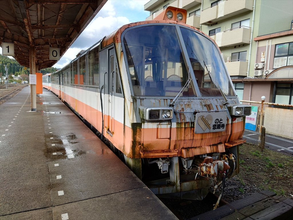 のと鉄道】穴水駅に保存されているNT800形「のと恋路号」をみる