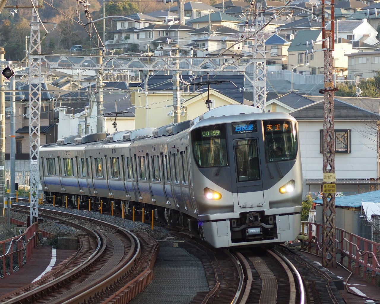 団体臨時列車の「なつかしのくろしお」（上り）を和泉鳥取駅で撮影する