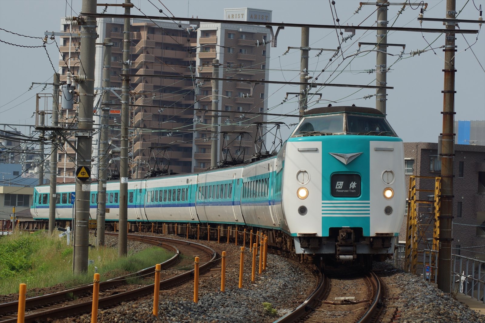 阪和線の沿線から 阪和線を走る381系団体臨時列車を撮影する