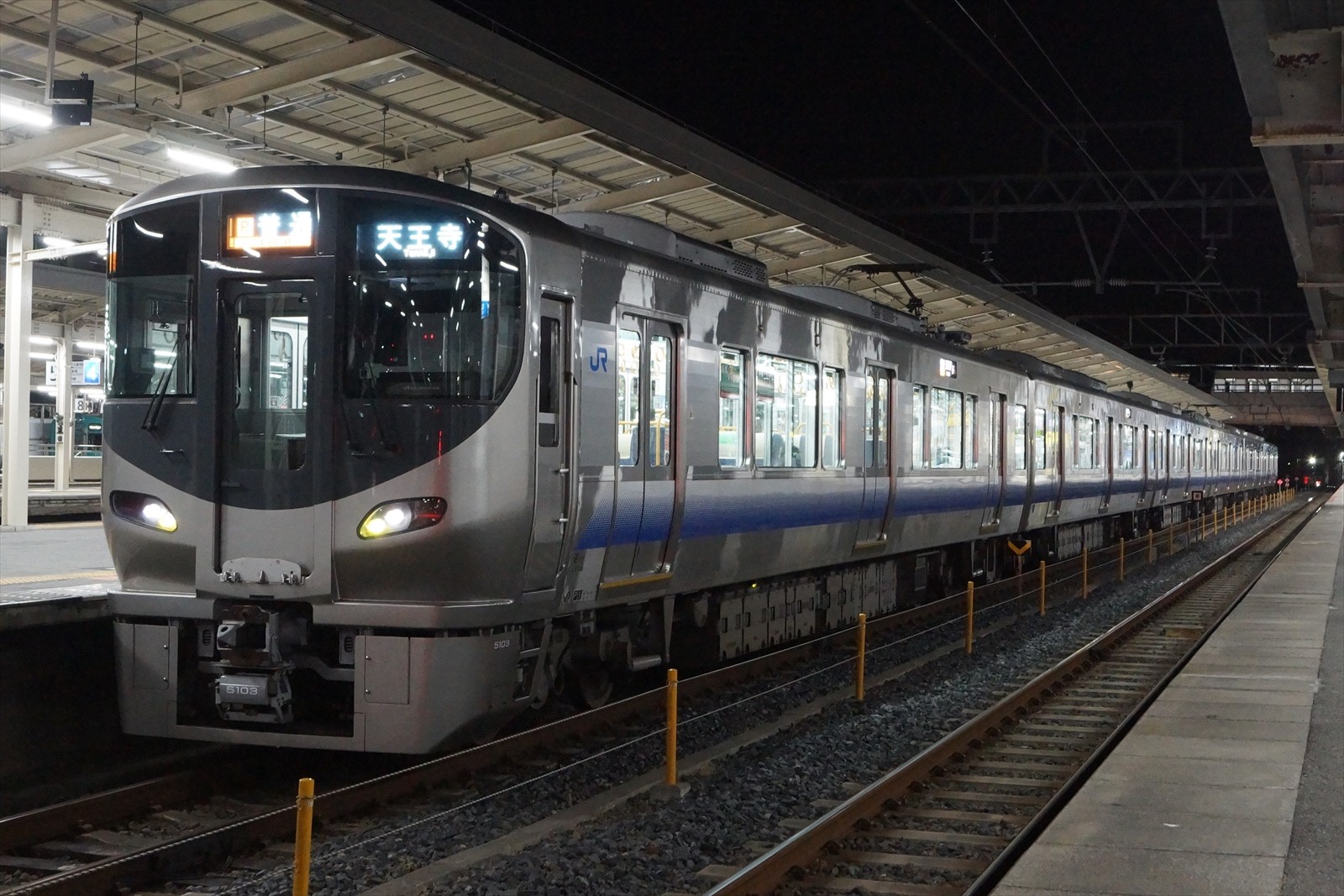 225系5100番台6両編成を夜の和歌山駅で撮影する : 阪和線の沿線から