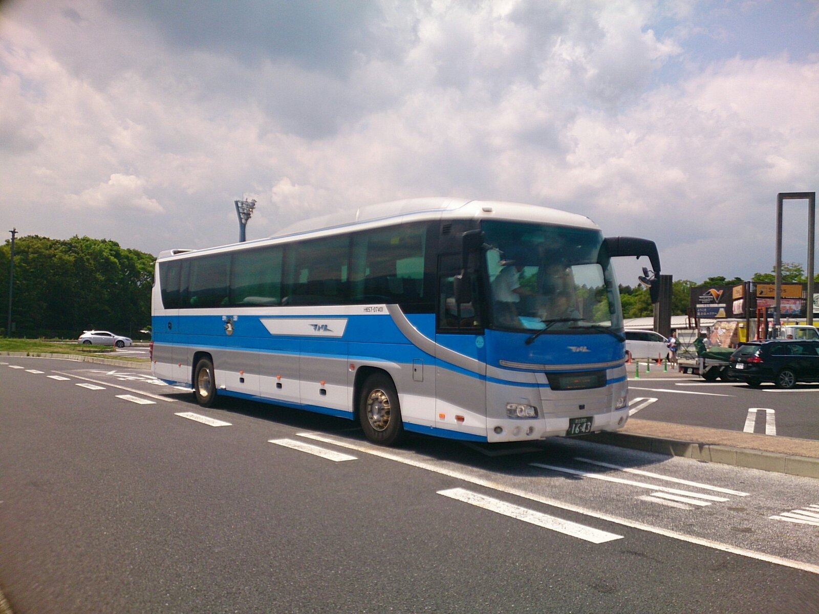 東名高速道路足柄サービスエリアでJRバス関東の国鉄デザイン復刻