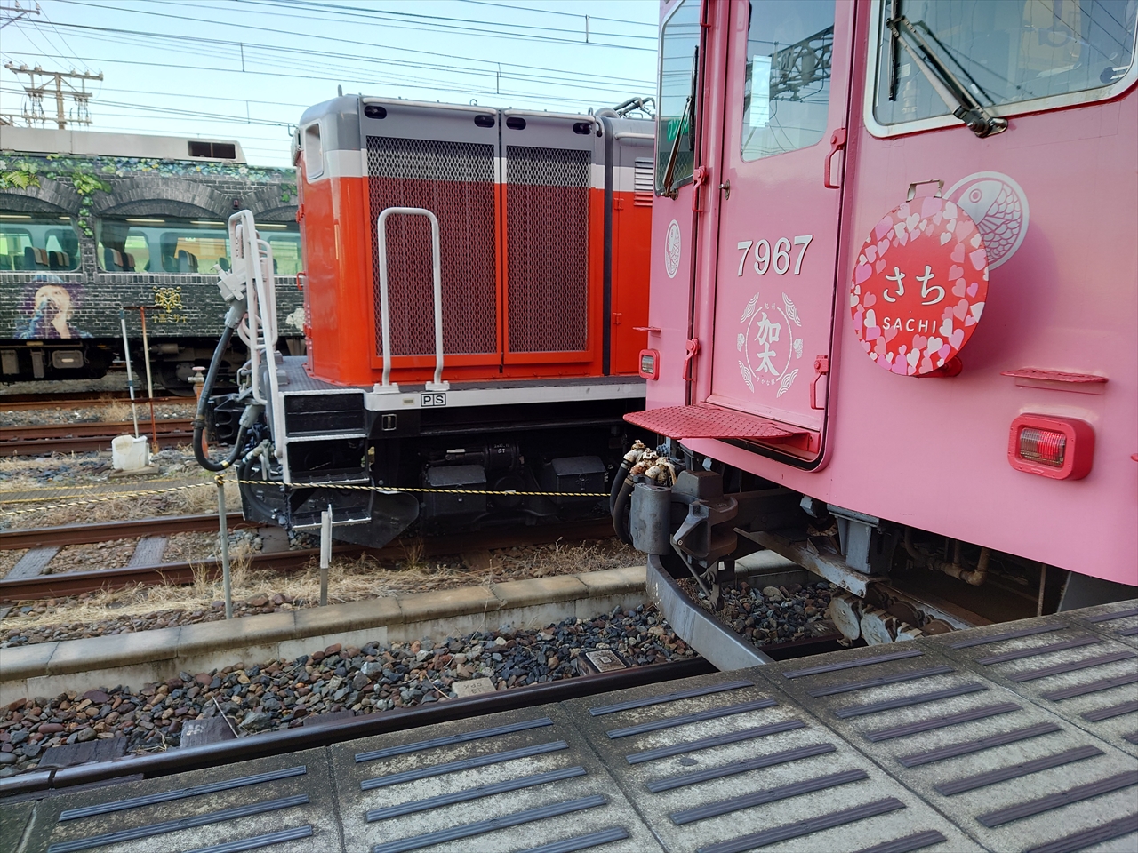南海電鉄8300系甲種車両輸送を見る。ダイヤ乱れで「HYDEサザン 南海電鉄8300系甲種車両輸送を見る。ダイヤ乱れで「HYDEサザン
