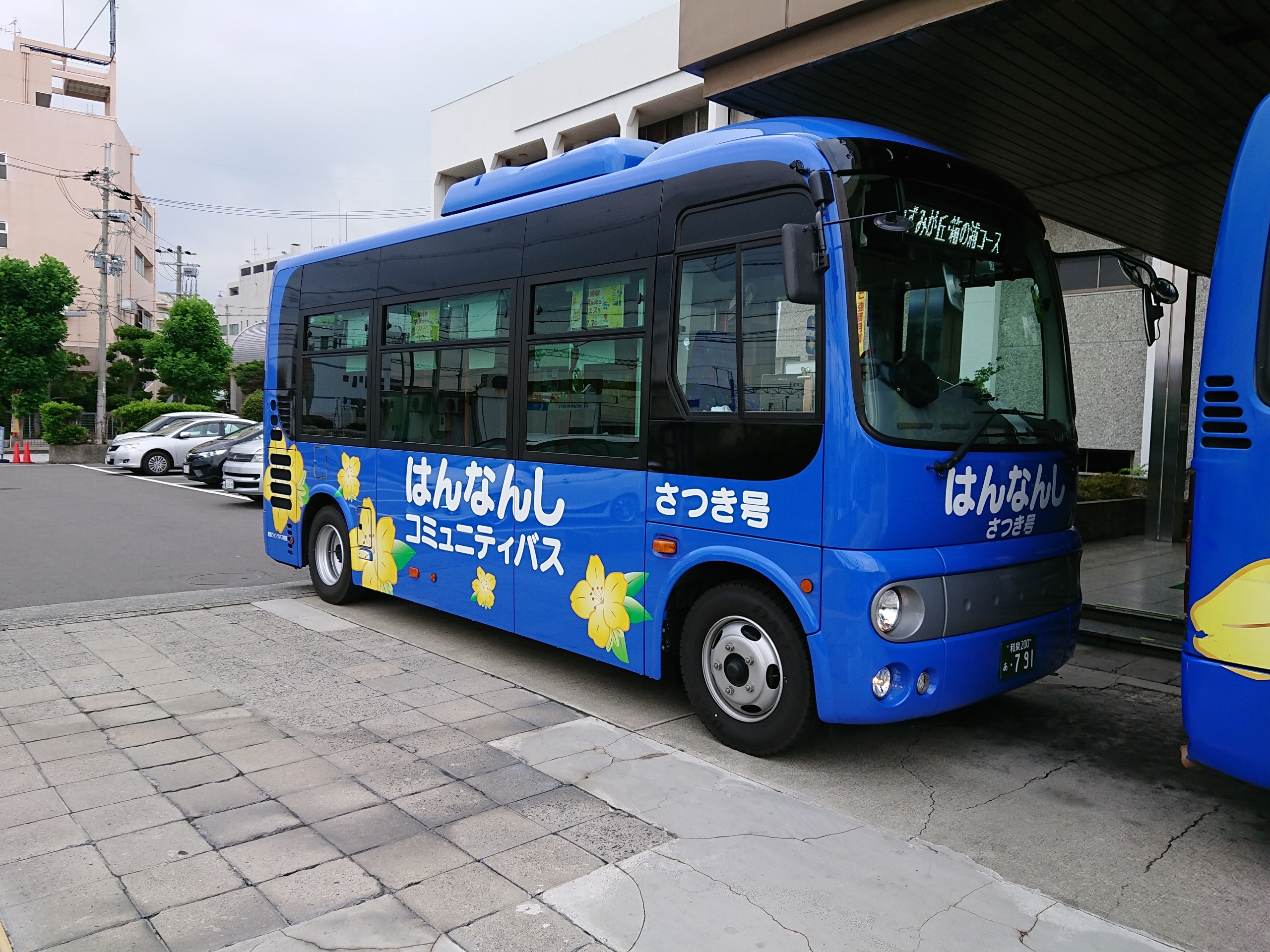 阪南市コミュニティバスの新 旧車両を阪南市役所でみる 19 6 29 阪和線の沿線から