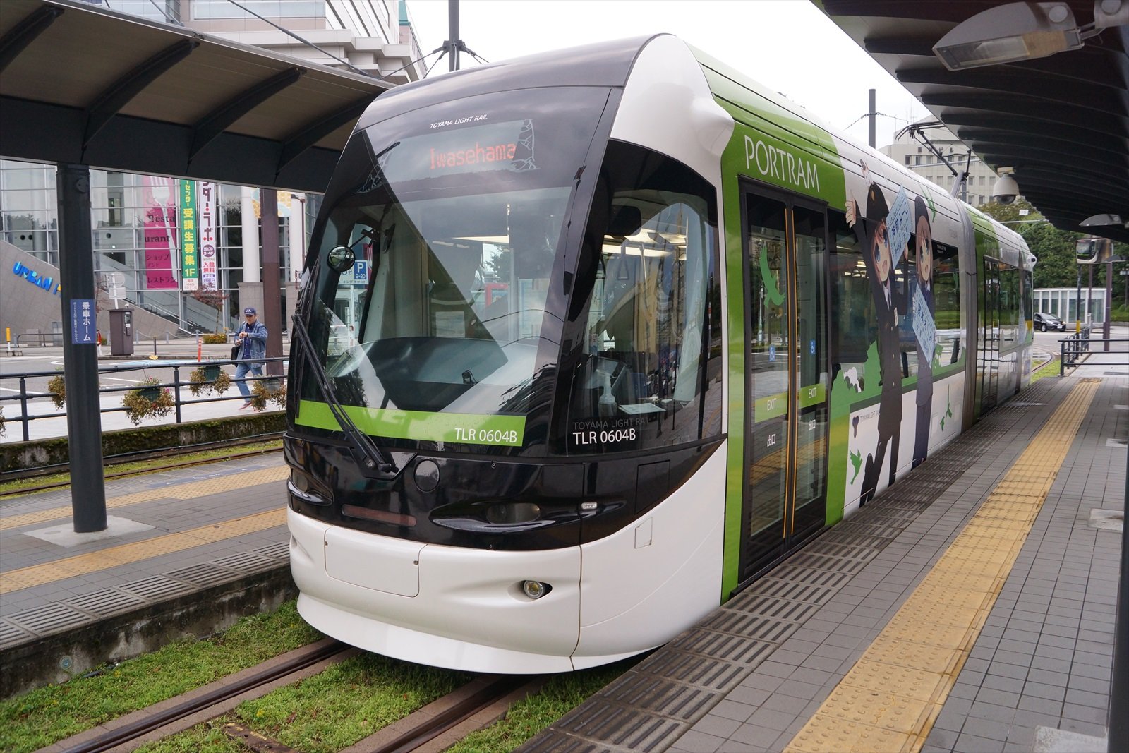 富山ライトレールの「鉄道むすめ」ラッピング編成を撮影する