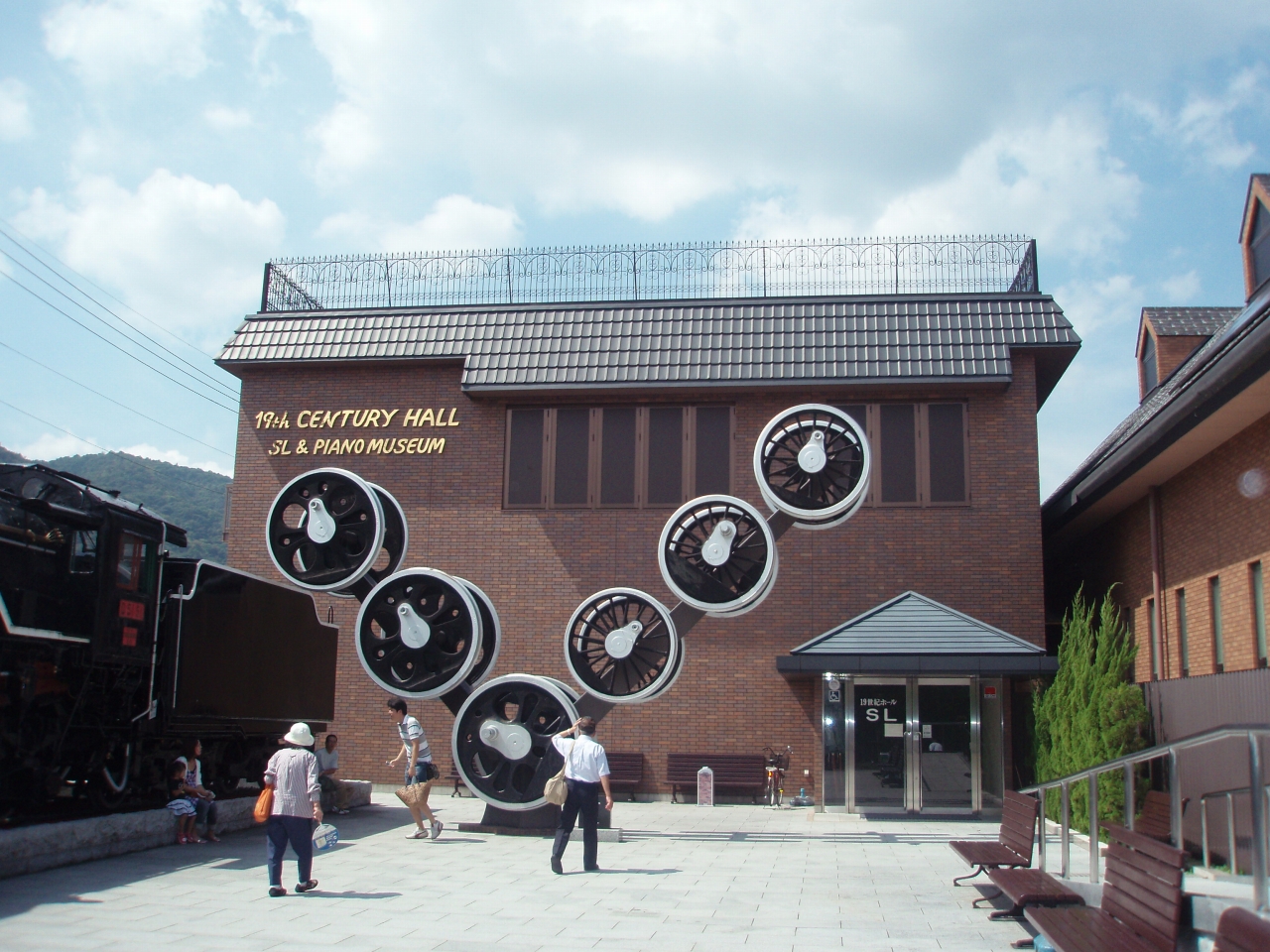 阪和線の沿線から トロッコ嵯峨駅前 １９世紀ホール でsl静態保存展示を見る