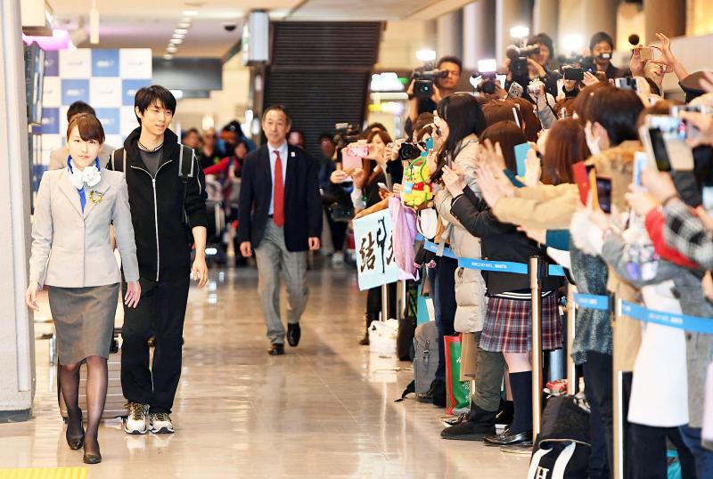 羽生結弦が凱旋帰国 成田空港で大勢のファン出迎え 日刊ス 羽生結弦速報局 羽生結弦まとめサイト