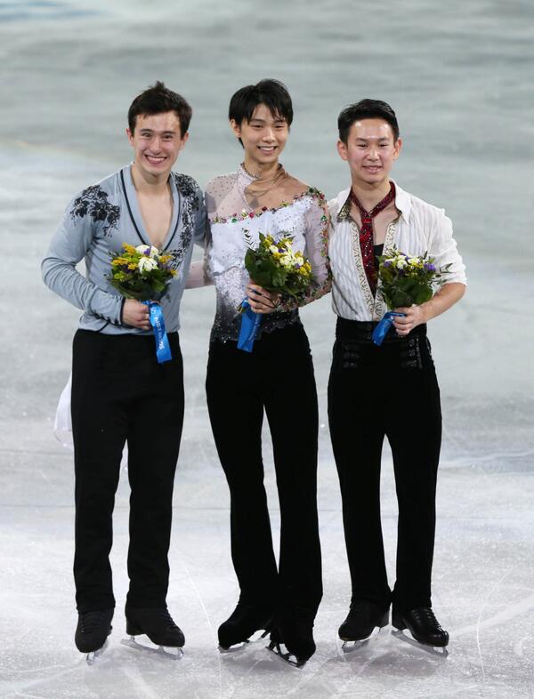 男子フィギュアのフラワーセレモニー 中央には金メダルを獲得し 羽生結弦速報局 羽生結弦まとめサイト 男子フィギュアのフラワーセレモニー 中央には金メダルを獲得し 羽生結弦速報局 羽生結弦まとめサイト