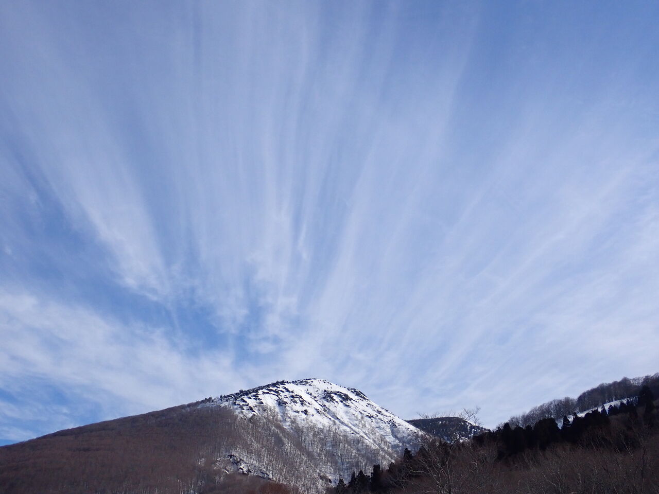 冬の お釜 に間に合った 群青色の空の下を歩く 葉っぱ塾 ブナの森から吹く風