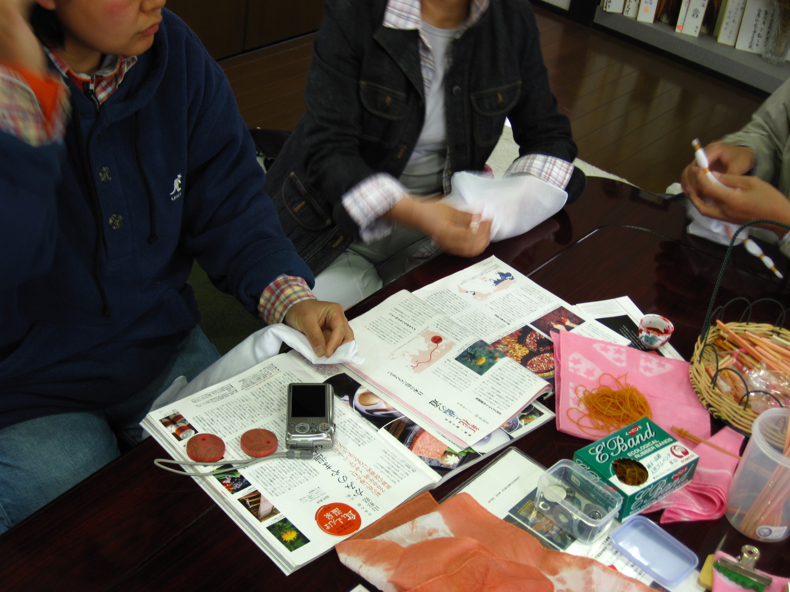 奥深い紅花染め体験 葉っぱ塾 ブナの森から吹く風