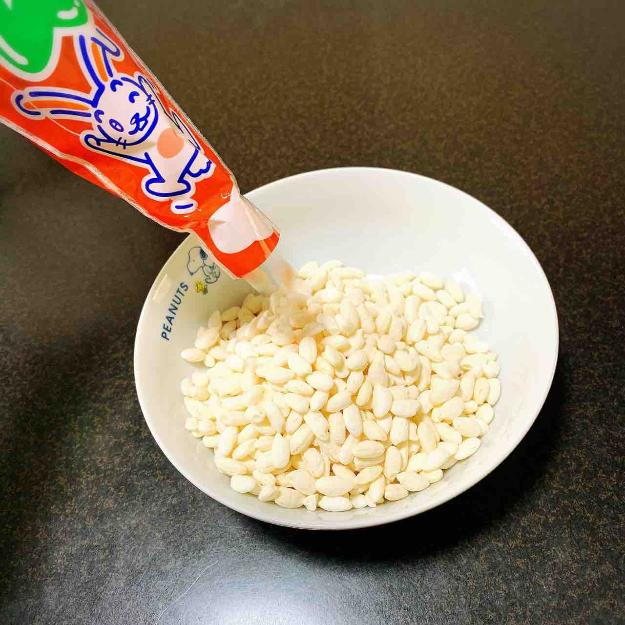巨大にんじんを食べる 駄菓子を食べる女たち 巨大にんじんを食べる 駄菓子を食べる女たち