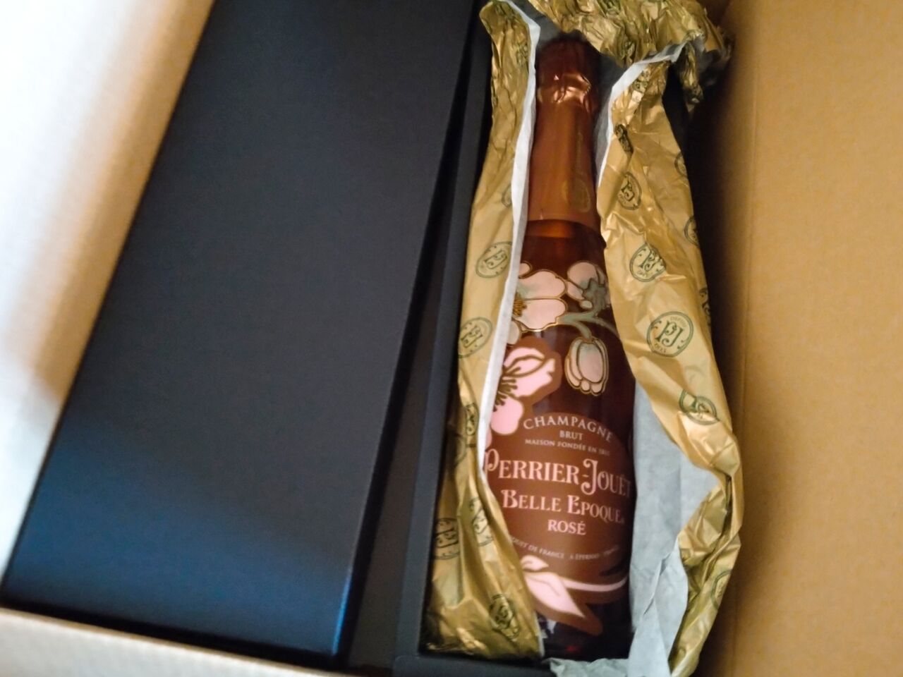 ペリエ・ジュエ「ベル・エポック・ロゼ」の光るルミナスボトル✨ : OL