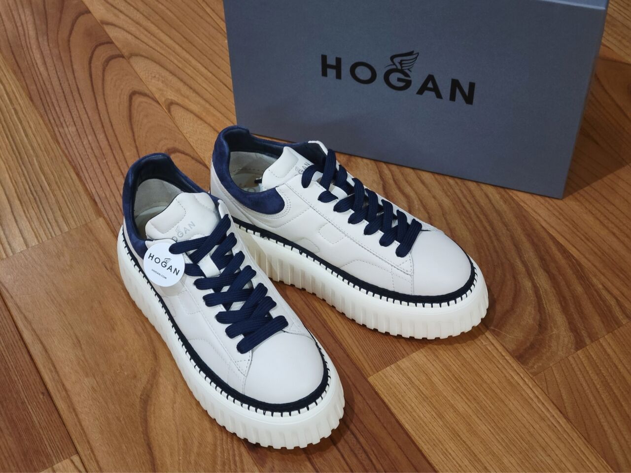 イタリアのラグジュアリーシューズブランド「HOGAN」の厚底 