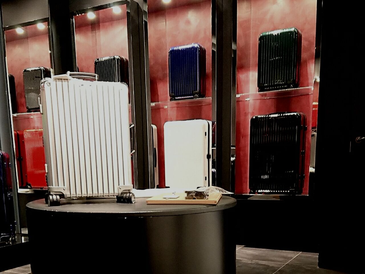 週末限定値下げ　リモワ クラシックフライト　カスタム　レッドレザー　マーブル 週末限定値下げ リモワ クラシックフライト カスタム レッド