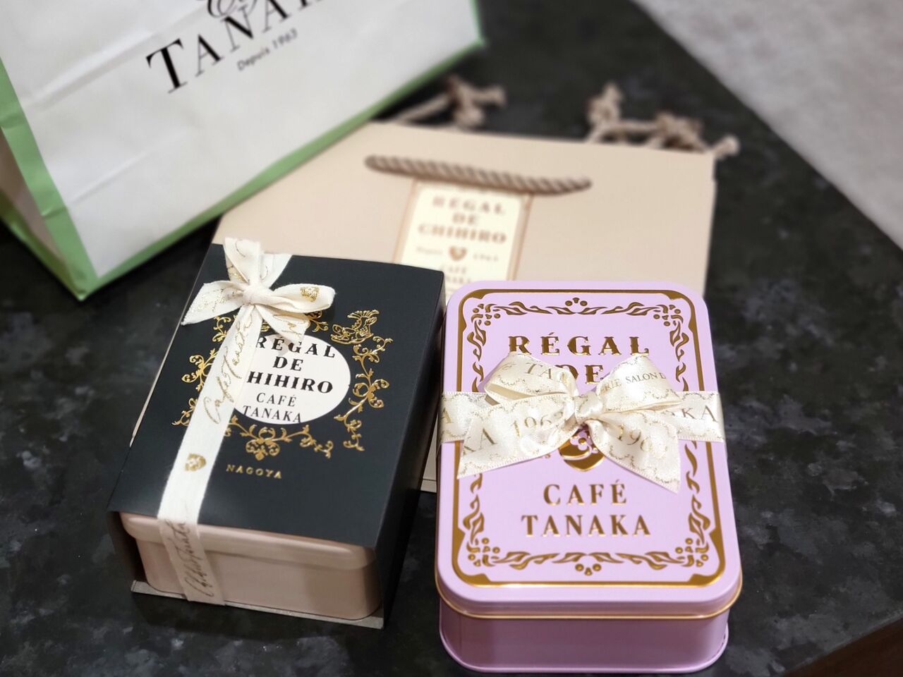 Cafe TANAKA」のビジューなビスキュイ缶✨ : OL