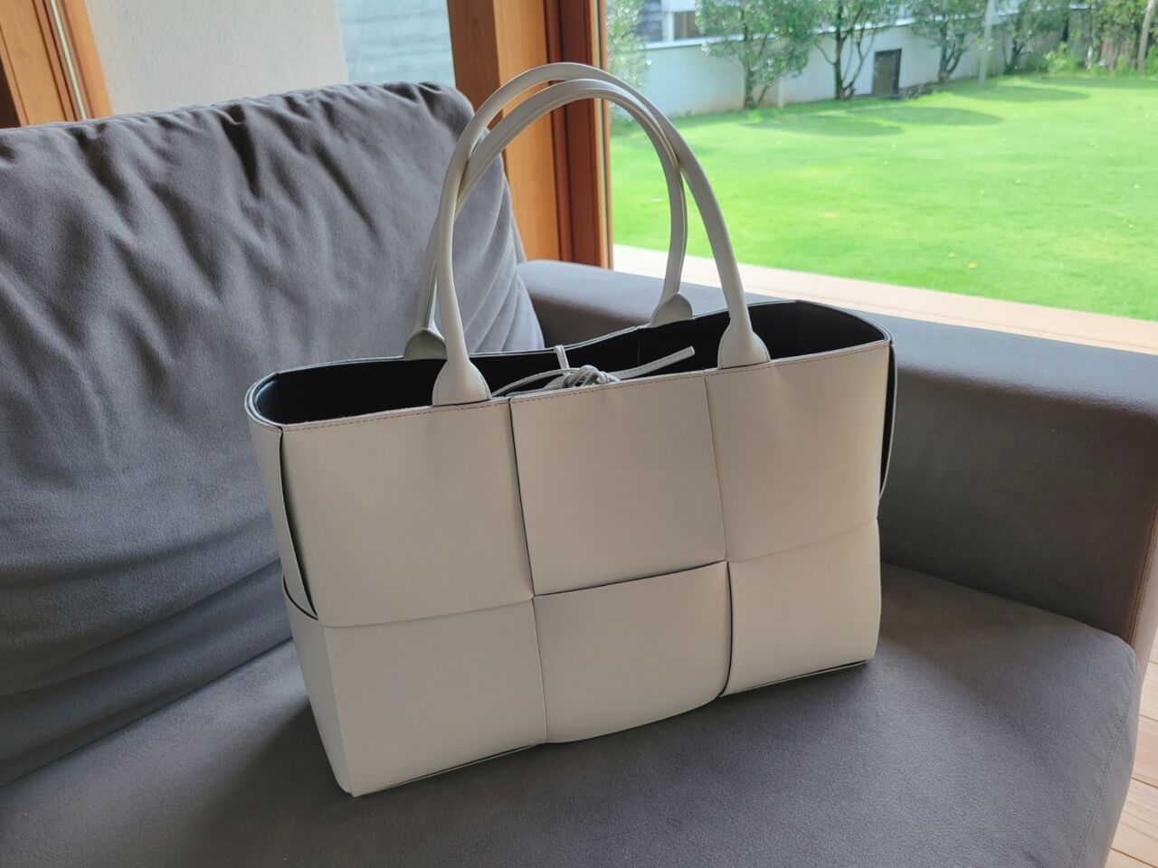 【完売必至】ボッテガ A4楽々♪ザ・アルコ ミディアム トート 通勤バッグを「BOTTEGA VENETA」の