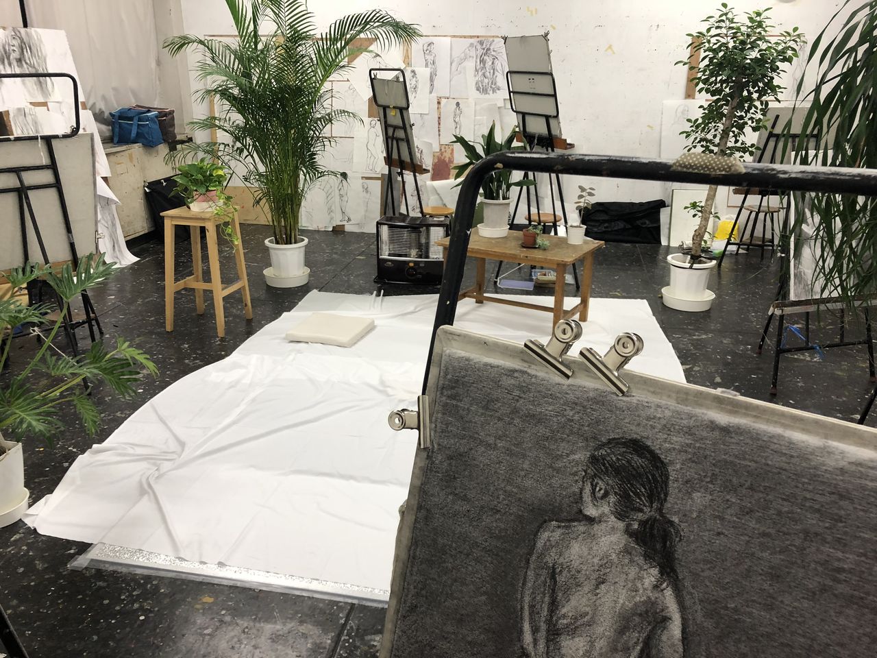 【専用】木炭画 裸婦 デッサン 木炭紙判 約500×650mm 立ちポーズ Amazon.co.jp: 着衣木炭デッサン 木炭紙 F6 N3-2 : 文房具