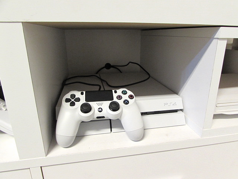 PS4 コントローラー テレビボード コード用穴