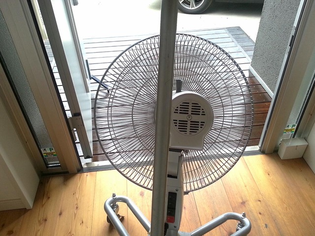 玄関ポーチ 扇風機