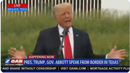 トランプさん壁にて