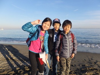 海をバックに