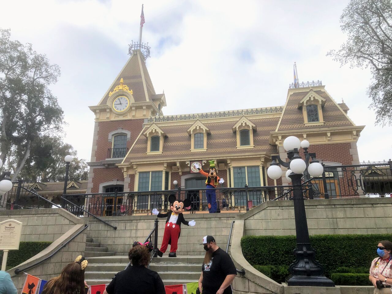 ２歳児を連れた コロナ後のカリフォルニアのディズニーランド ３泊４日の旅 ２日目 ディズニーランド 資本主義社会を生き抜く知恵袋