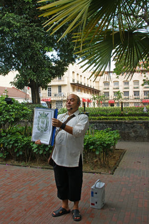 Carlos Celdran 5