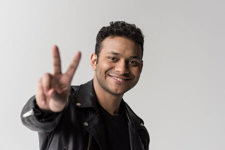 79427765-分離された勝利のサインを示す若いアフリカ系アメリカ人の肖像画