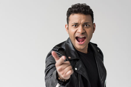 79329461-叫んで、分離を指して怒っているアフリカ系アメリカ人の男性の肖像画