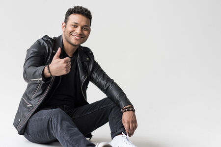 79316526-若いアフリカ系アメリカ人座っていると親指を分離表示