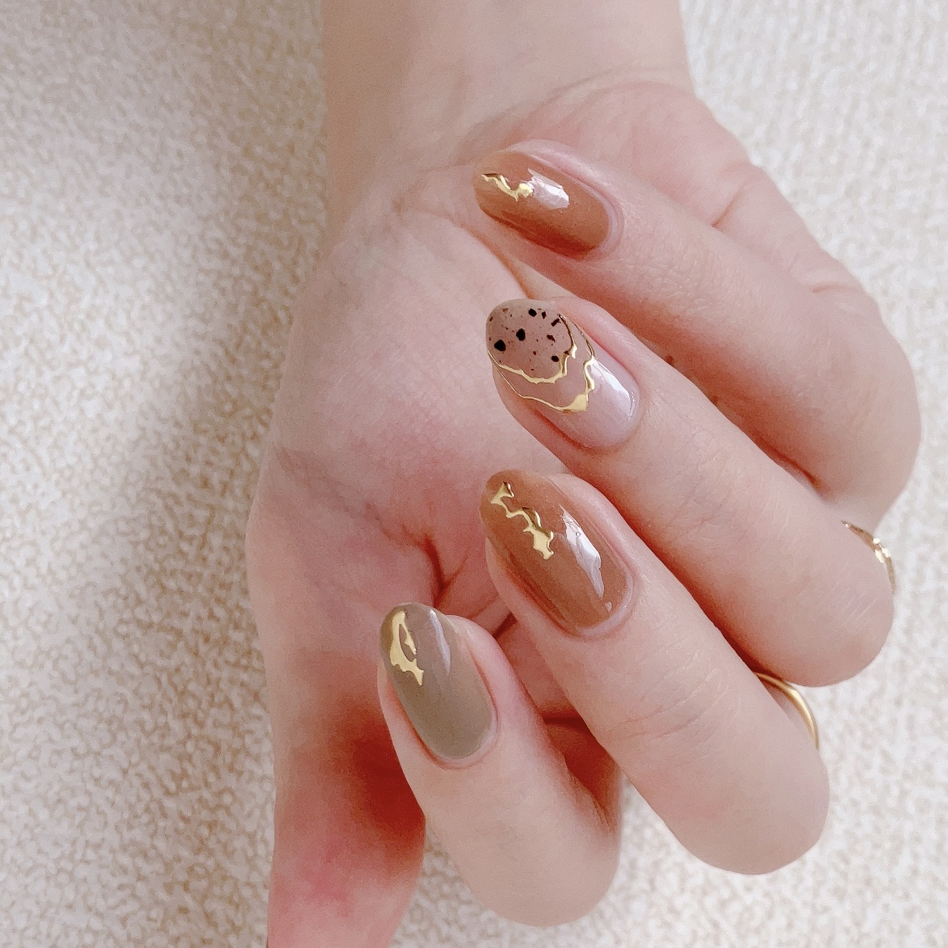 how to】ゴールドがアクセント！ブラウン系秋ネイル : akiのセルフ