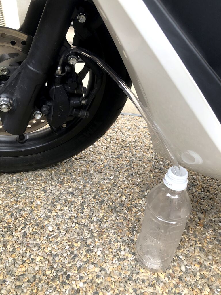 Pcx ブレーキフルード フロント リア を交換する 田舎で楽に生きる Pcx ブレーキフルード フロント リア を交換する 田舎で楽に生きる