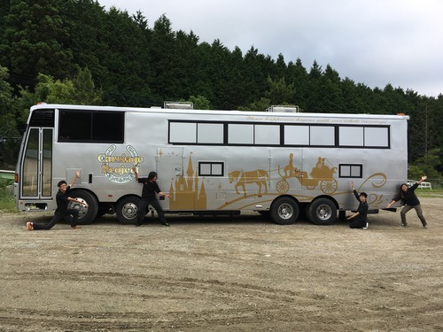 馬運車と施工スタッフ