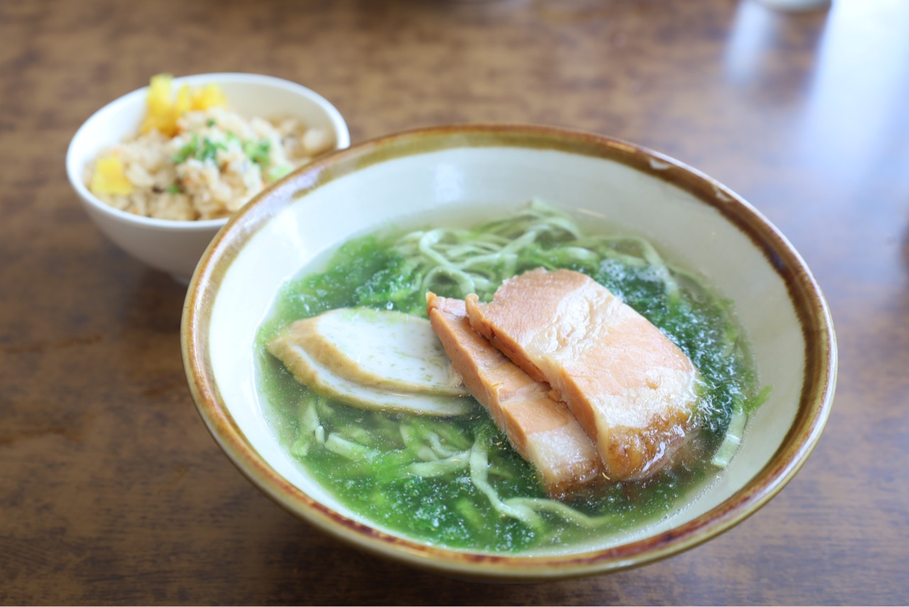 なかむらそば 沖縄 恩納村 行列のできる人気店 間違いない美味しさのアーサそば らんらんらんちと甘いもん Powered By ライブドアブログ